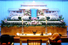 一階祭壇（飾り花は一例です）